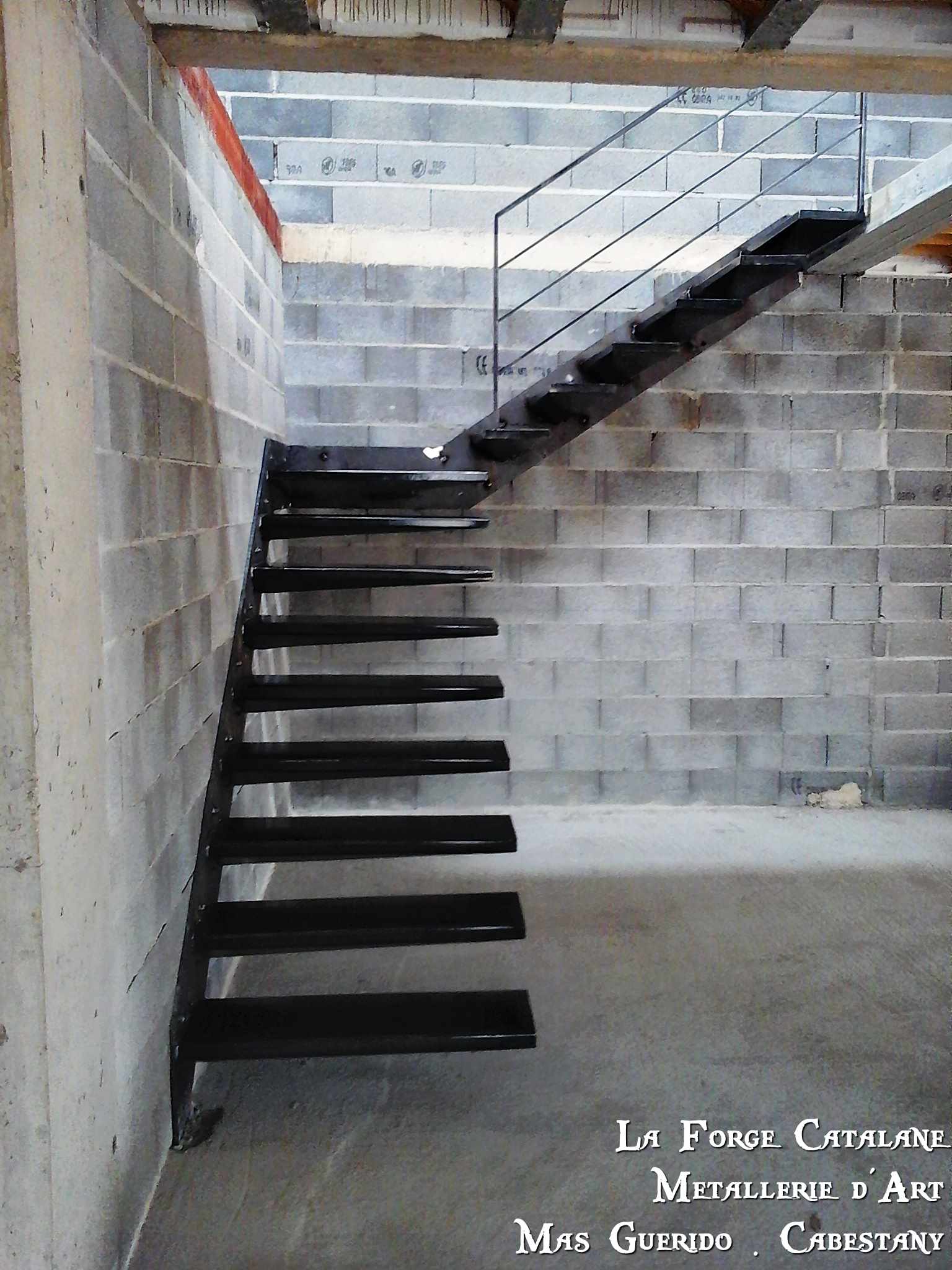 Escalier marches suspendues caissonnees remplissage laine de roche forge catalane 3.jpg